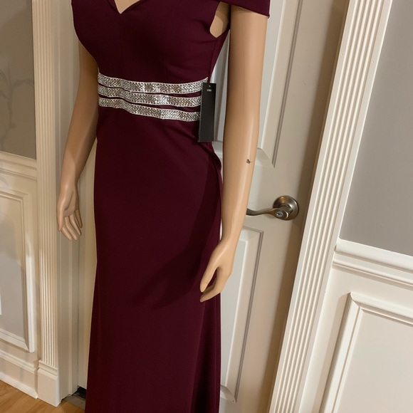 Women’s junior burgundy off- shoulder maxi length - Picture 6 of 11